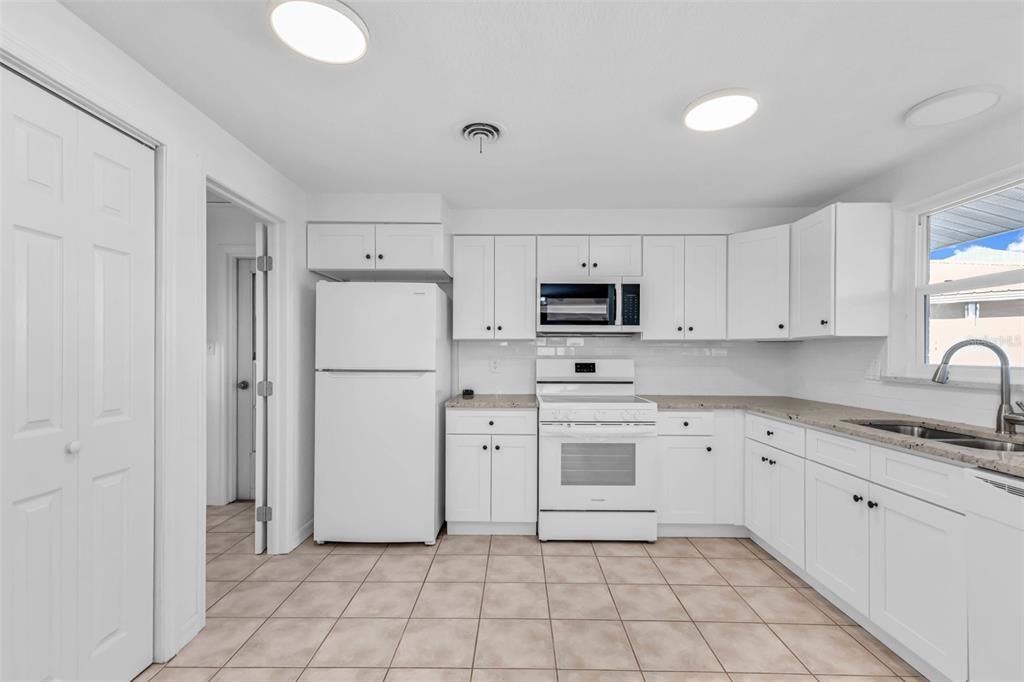 For Sale: $365,900 (2 beds, 1 baths, 1621 Square Feet)