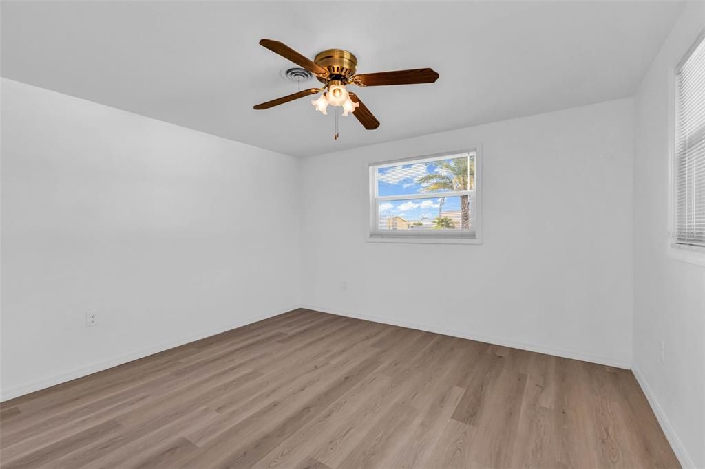 For Sale: $365,900 (2 beds, 1 baths, 1621 Square Feet)