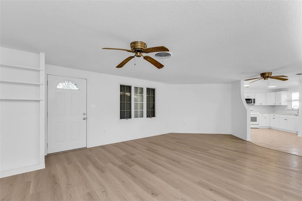 For Sale: $365,900 (2 beds, 1 baths, 1621 Square Feet)