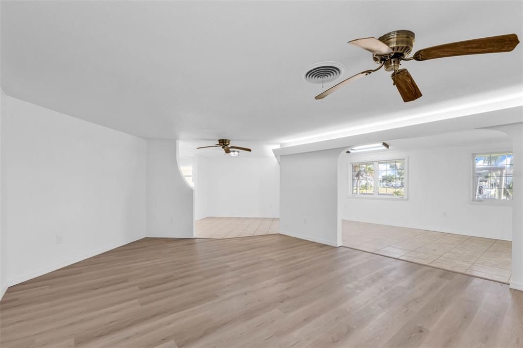 For Sale: $365,900 (2 beds, 1 baths, 1621 Square Feet)