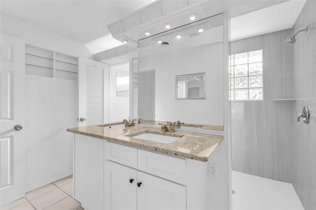 For Sale: $365,900 (2 beds, 1 baths, 1621 Square Feet)