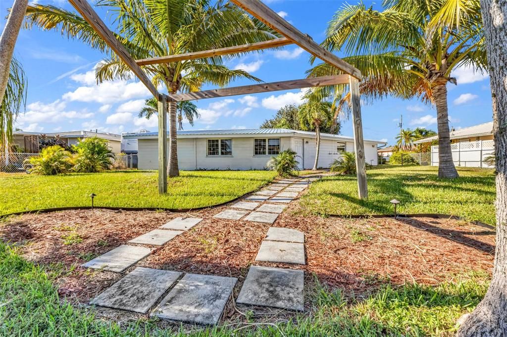 For Sale: $365,900 (2 beds, 1 baths, 1621 Square Feet)