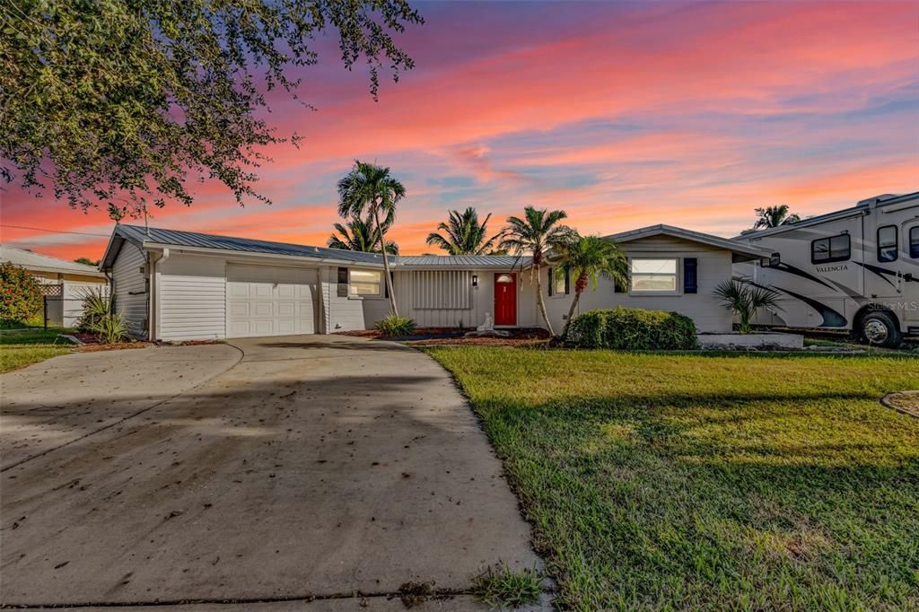 For Sale: $365,900 (2 beds, 1 baths, 1621 Square Feet)