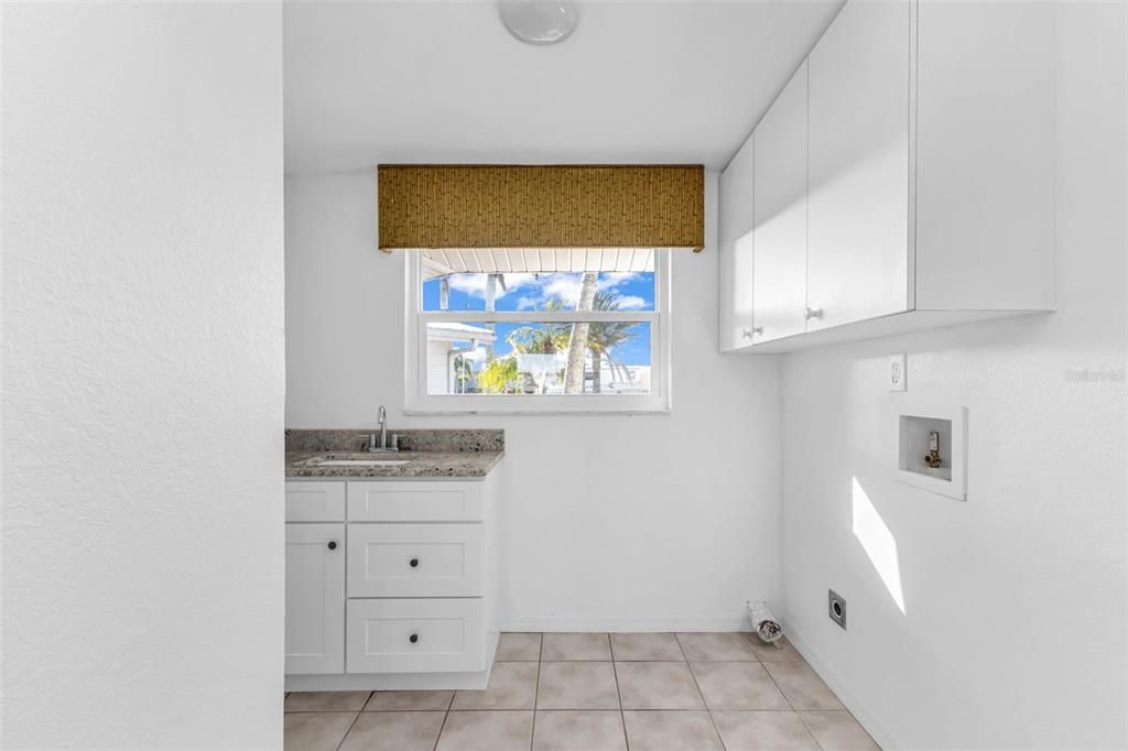 For Sale: $365,900 (2 beds, 1 baths, 1621 Square Feet)