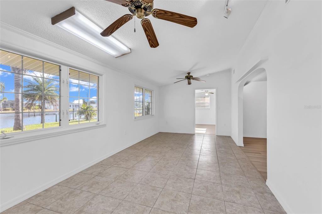 For Sale: $365,900 (2 beds, 1 baths, 1621 Square Feet)