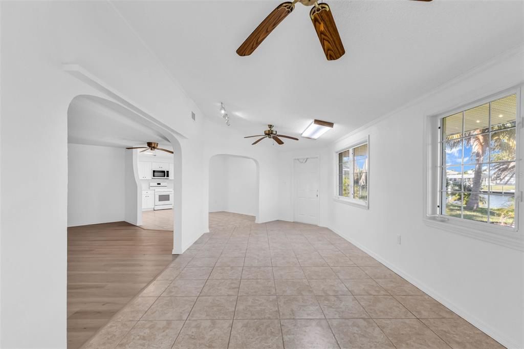 For Sale: $365,900 (2 beds, 1 baths, 1621 Square Feet)