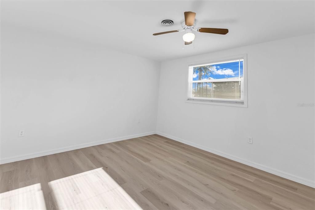 For Sale: $365,900 (2 beds, 1 baths, 1621 Square Feet)