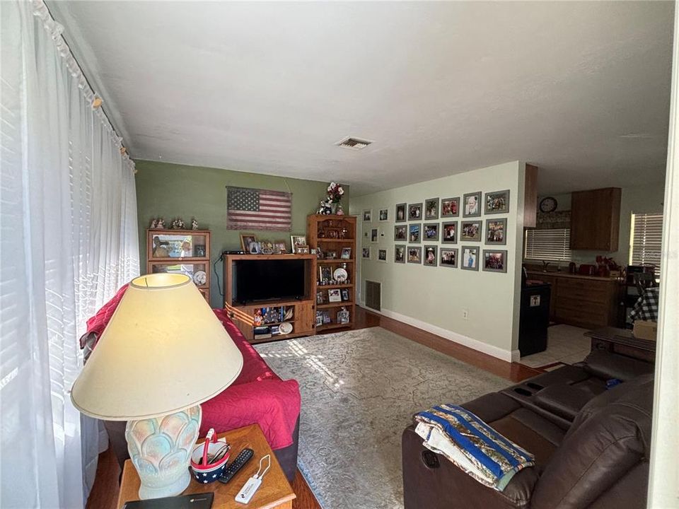 Active With Contract: $290,000 (3 beds, 1 baths, 1040 Square Feet)