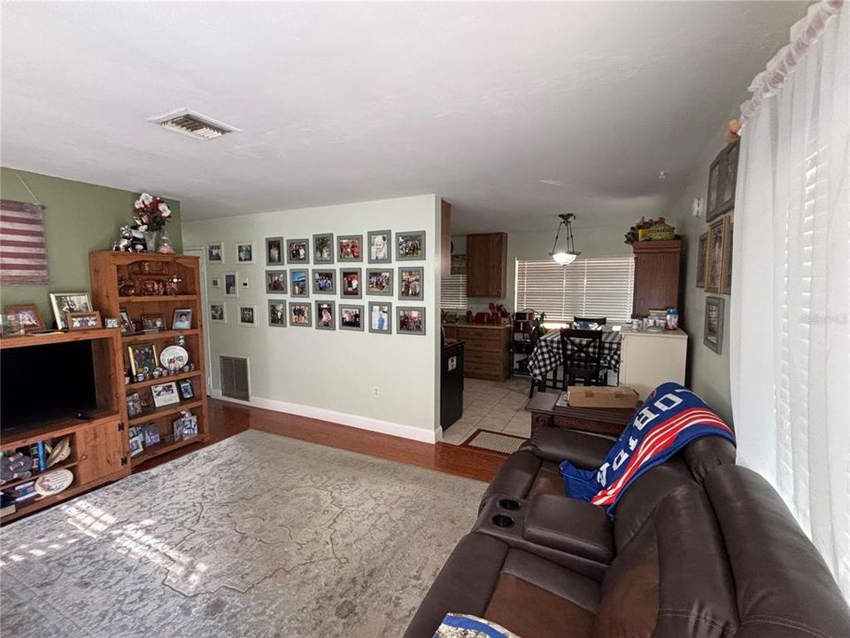 Active With Contract: $290,000 (3 beds, 1 baths, 1040 Square Feet)