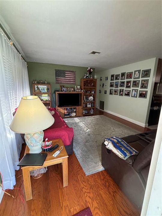 Active With Contract: $290,000 (3 beds, 1 baths, 1040 Square Feet)