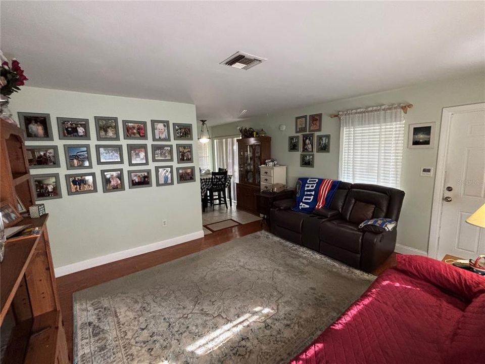 Active With Contract: $290,000 (3 beds, 1 baths, 1040 Square Feet)