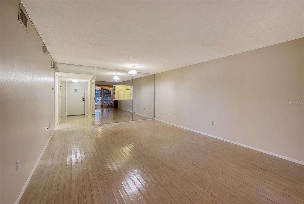 Active With Contract: $140,000 (2 beds, 2 baths, 898 Square Feet)