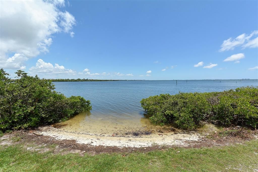 Active With Contract: $140,000 (2 beds, 2 baths, 898 Square Feet)