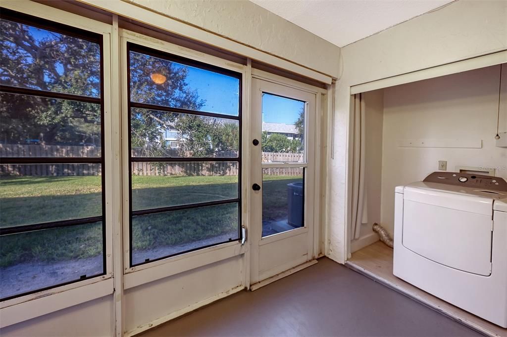 Active With Contract: $140,000 (2 beds, 2 baths, 898 Square Feet)