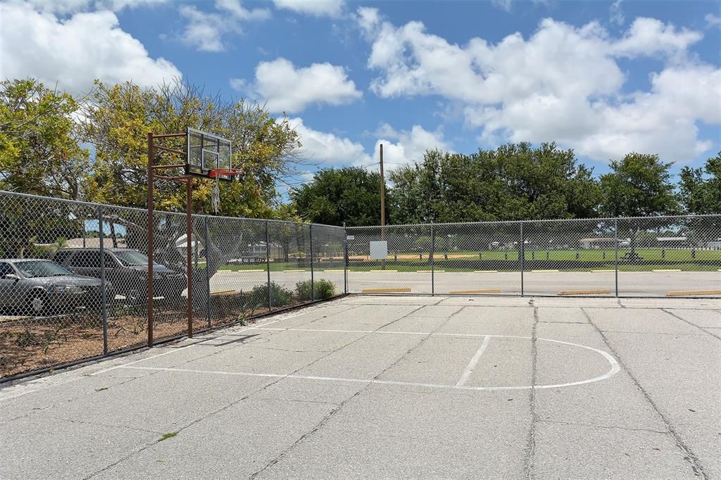 Active With Contract: $140,000 (2 beds, 2 baths, 898 Square Feet)