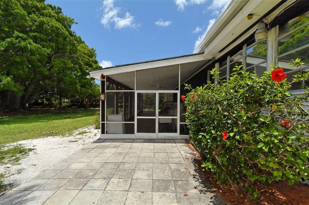 Active With Contract: $140,000 (2 beds, 2 baths, 898 Square Feet)