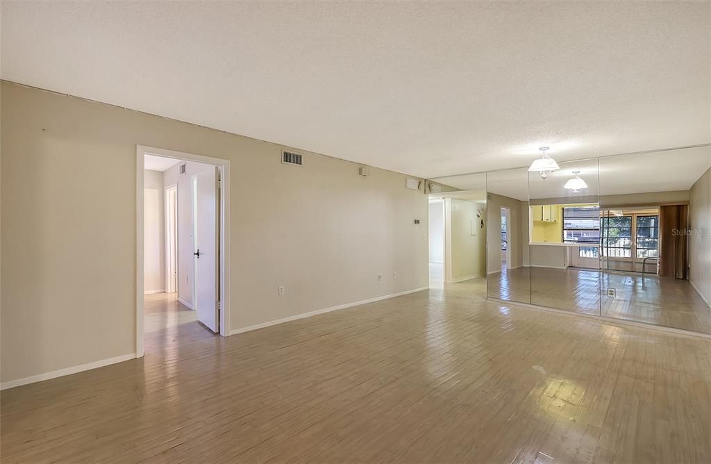 Active With Contract: $140,000 (2 beds, 2 baths, 898 Square Feet)