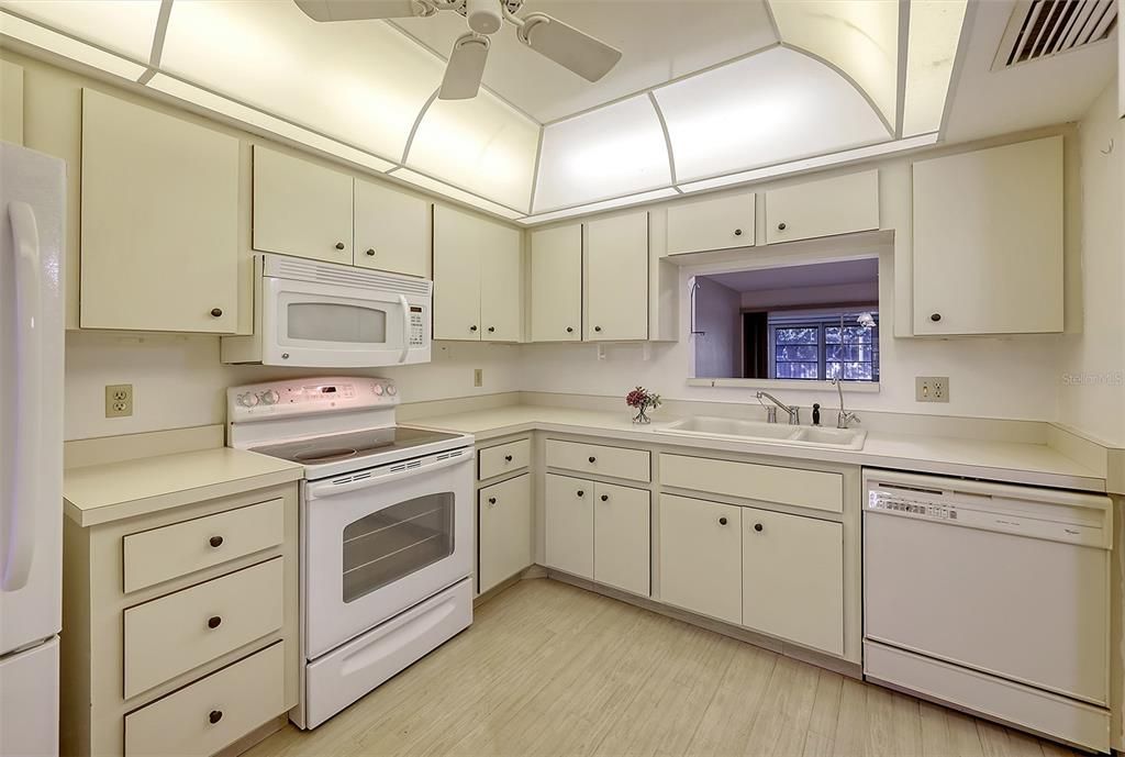 Active With Contract: $140,000 (2 beds, 2 baths, 898 Square Feet)