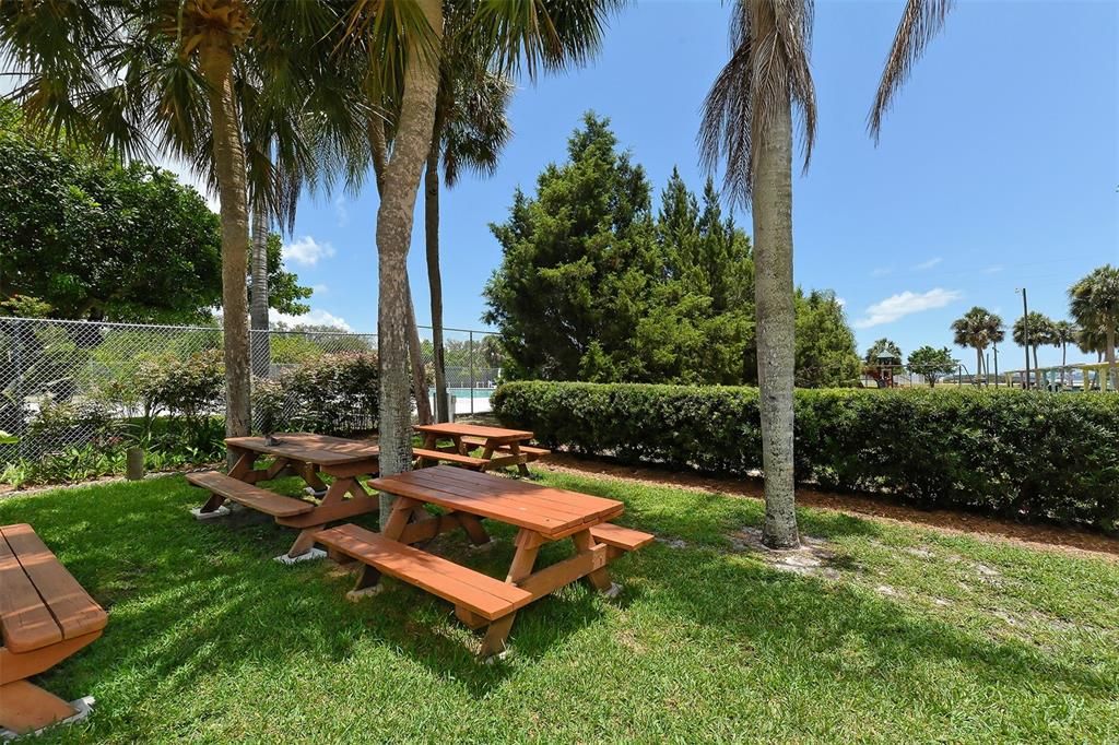 Active With Contract: $140,000 (2 beds, 2 baths, 898 Square Feet)