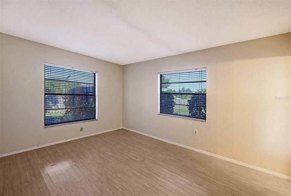 Active With Contract: $140,000 (2 beds, 2 baths, 898 Square Feet)