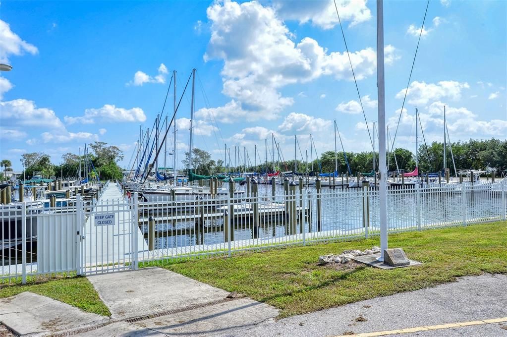 Active With Contract: $140,000 (2 beds, 2 baths, 898 Square Feet)