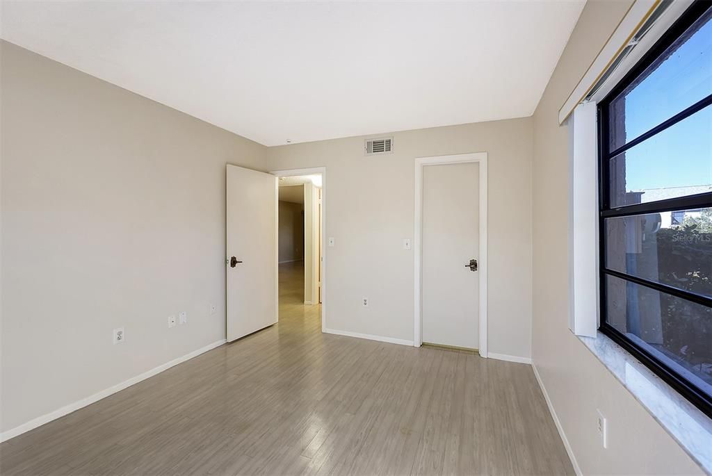 Active With Contract: $140,000 (2 beds, 2 baths, 898 Square Feet)