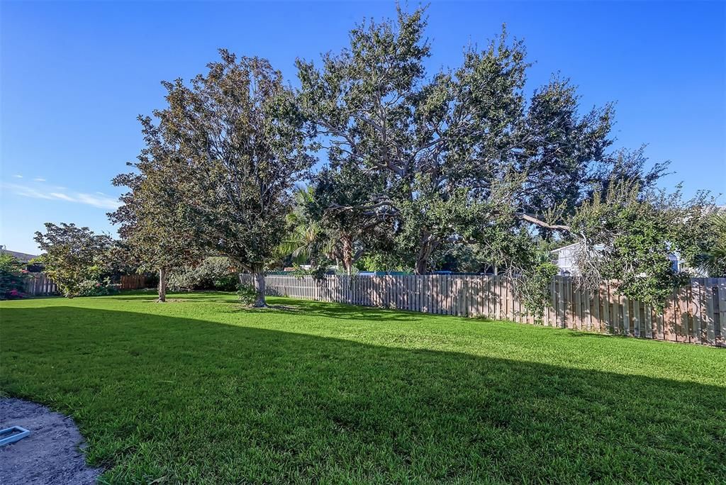 Active With Contract: $140,000 (2 beds, 2 baths, 898 Square Feet)