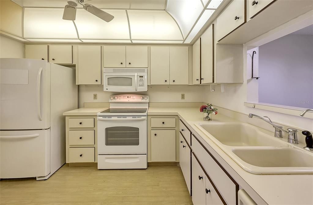 Active With Contract: $140,000 (2 beds, 2 baths, 898 Square Feet)