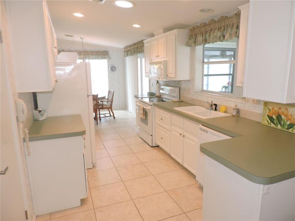 For Sale: $199,900 (2 beds, 2 baths, 1512 Square Feet)