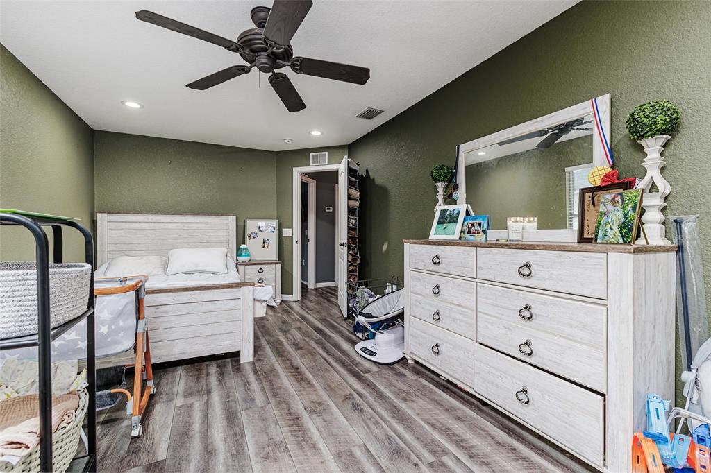 For Sale: $425,000 (3 beds, 3 baths, 1921 Square Feet)