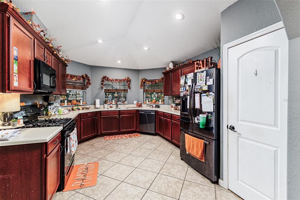 For Sale: $425,000 (3 beds, 3 baths, 1921 Square Feet)