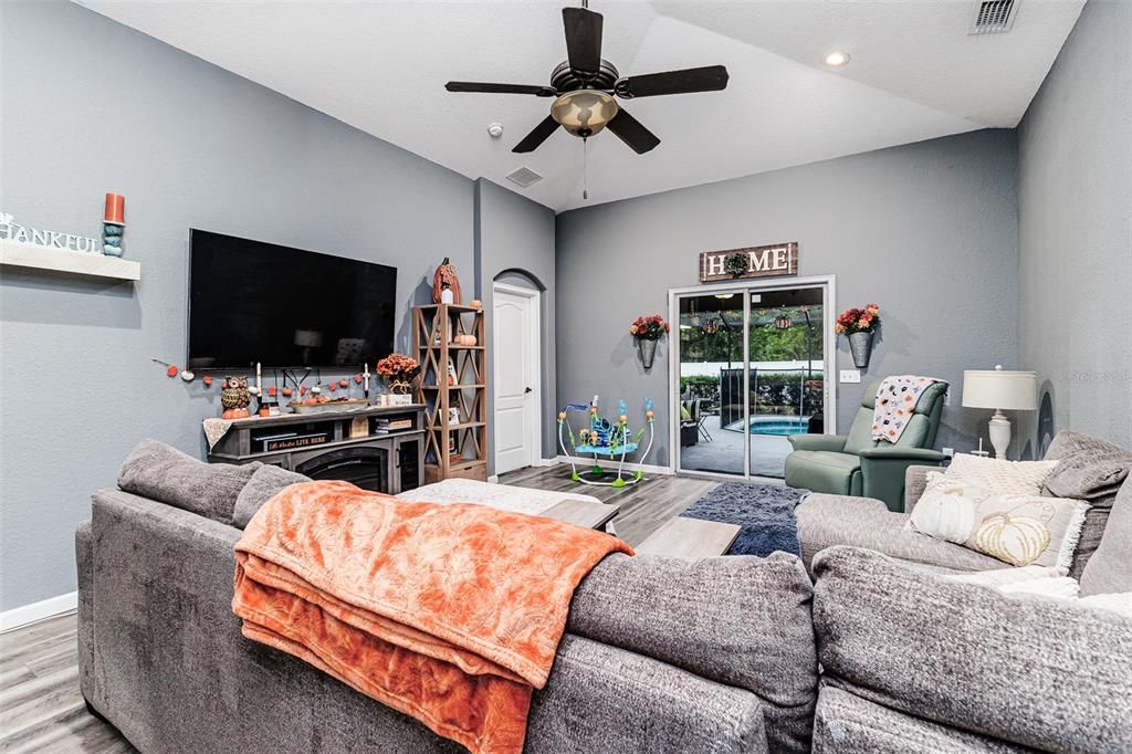 For Sale: $425,000 (3 beds, 3 baths, 1921 Square Feet)