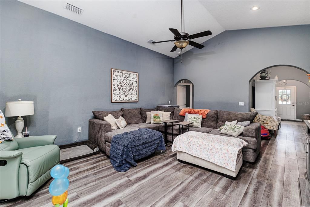 For Sale: $425,000 (3 beds, 3 baths, 1921 Square Feet)