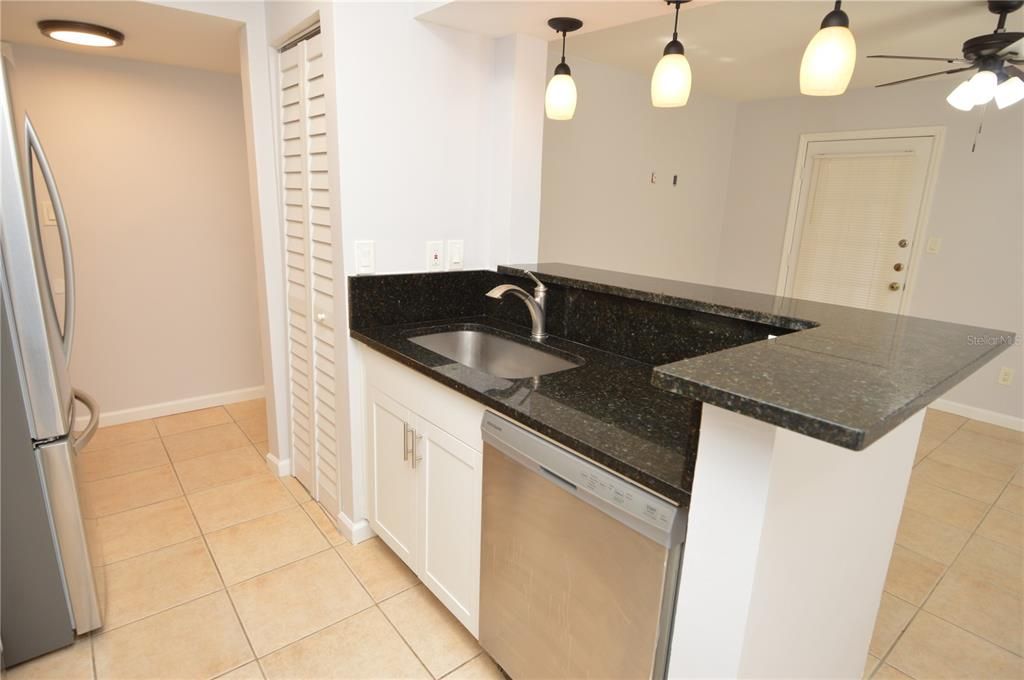 待售: $149,900 (1 贝兹, 1 浴室, 581 平方英尺)