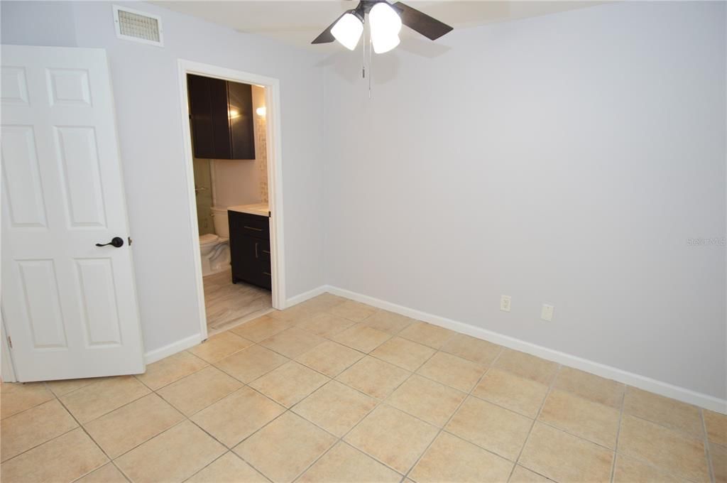 待售: $149,900 (1 贝兹, 1 浴室, 581 平方英尺)