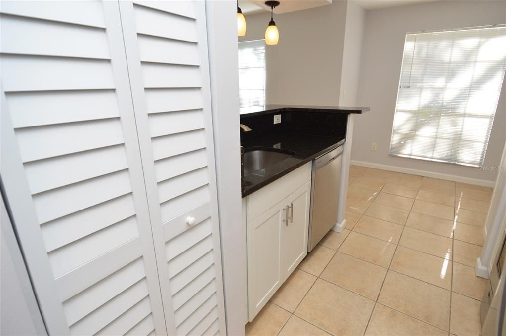 待售: $149,900 (1 贝兹, 1 浴室, 581 平方英尺)