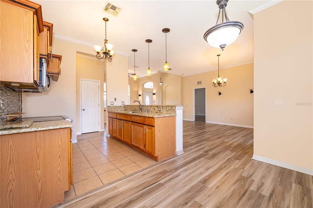 Под контрактом: $230,000 (3 спален, 2 ванн, 1351 Квадратных фут)