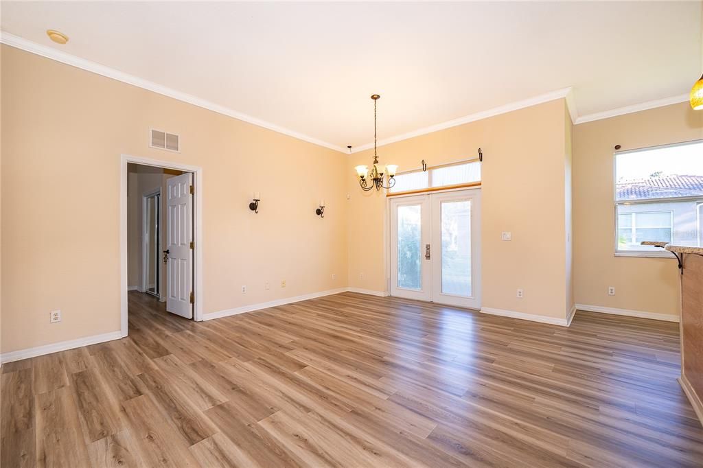 Под контрактом: $230,000 (3 спален, 2 ванн, 1351 Квадратных фут)