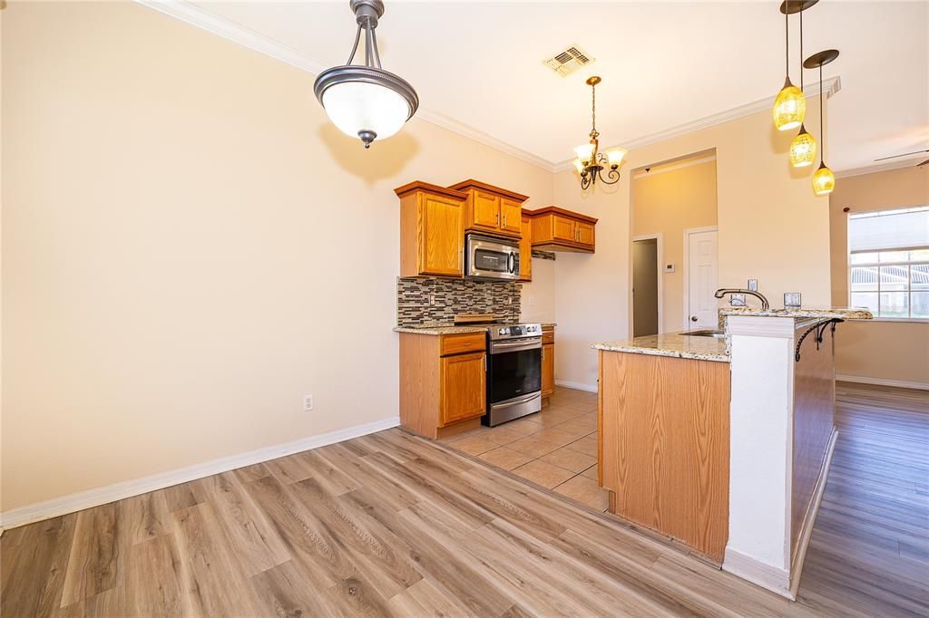 Под контрактом: $230,000 (3 спален, 2 ванн, 1351 Квадратных фут)