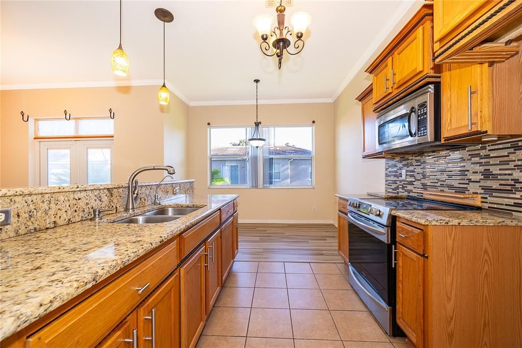 Под контрактом: $230,000 (3 спален, 2 ванн, 1351 Квадратных фут)