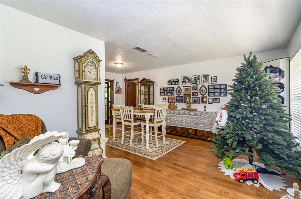 待售: $375,000 (3 贝兹, 2 浴室, 1348 平方英尺)