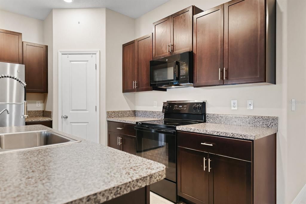 For Sale: $335,000 (3 beds, 2 baths, 1561 Square Feet)