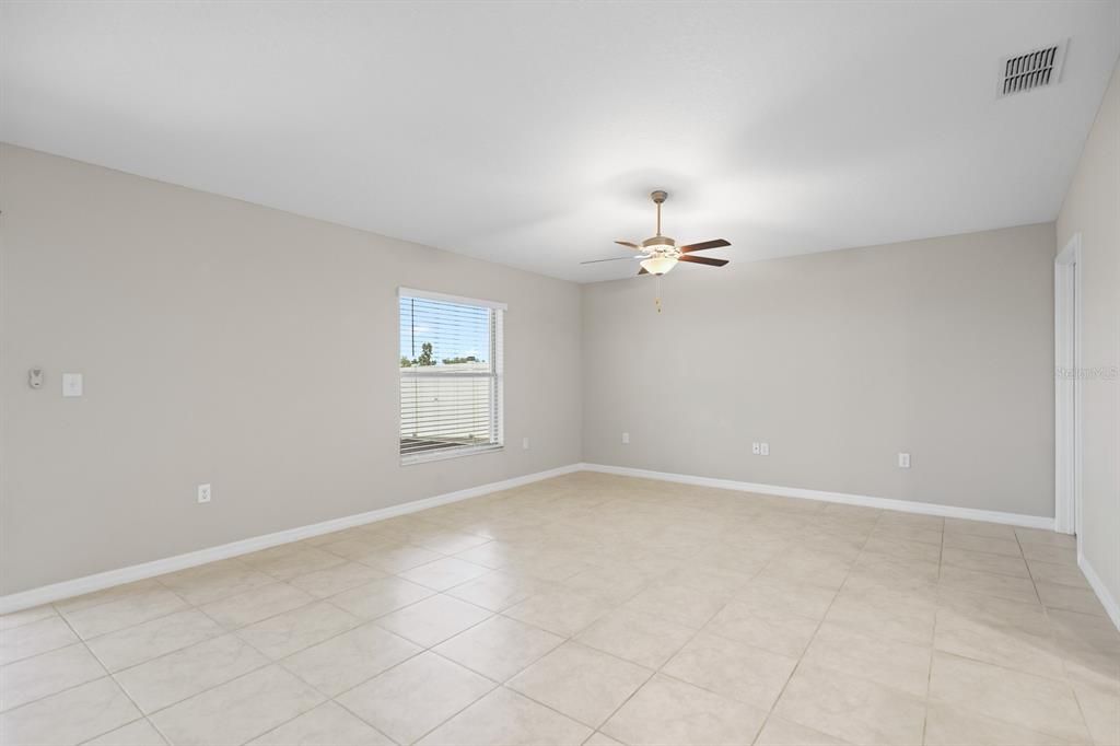 For Sale: $335,000 (3 beds, 2 baths, 1561 Square Feet)