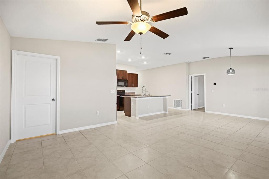 For Sale: $335,000 (3 beds, 2 baths, 1561 Square Feet)