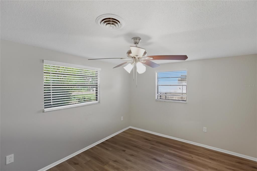 На продажу: $277,500 (3 спален, 2 ванн, 1427 Квадратных фут)