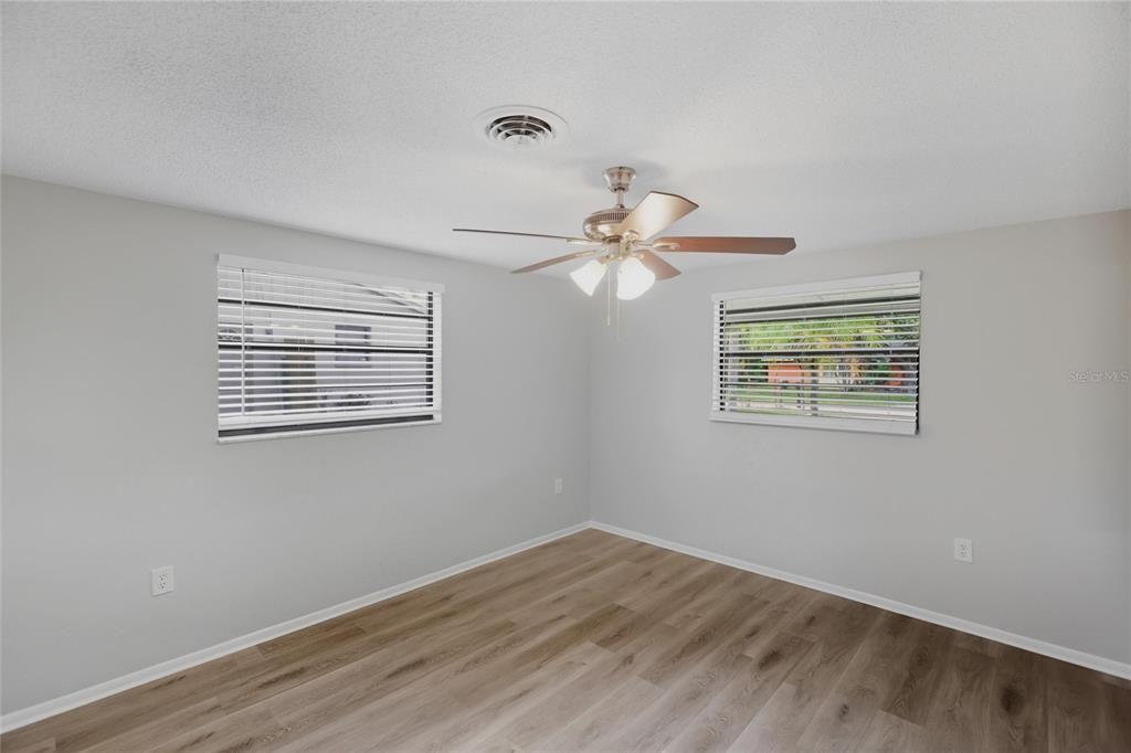 На продажу: $277,500 (3 спален, 2 ванн, 1427 Квадратных фут)