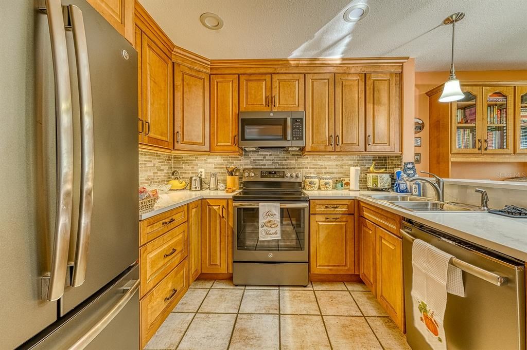 На продажу: $339,900 (2 спален, 2 ванн, 1177 Квадратных фут)