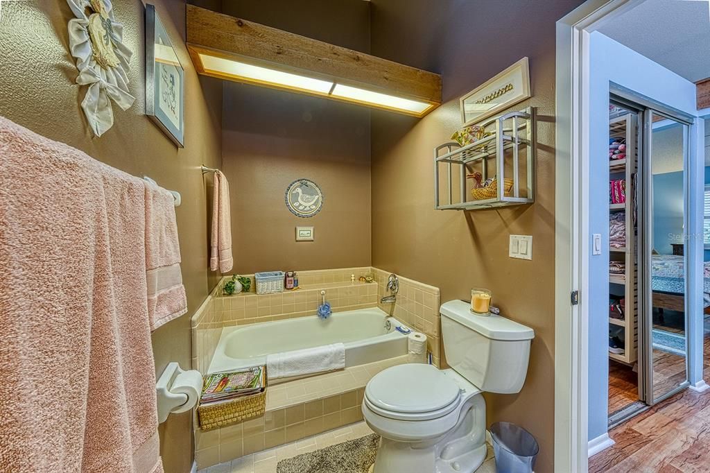 На продажу: $339,900 (2 спален, 2 ванн, 1177 Квадратных фут)