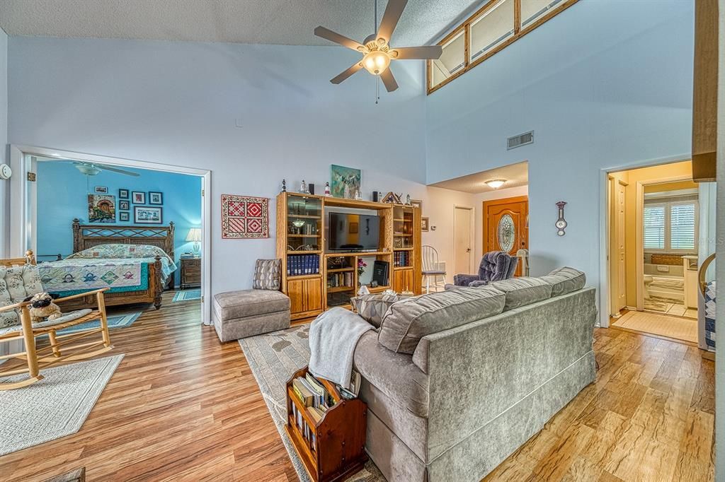 На продажу: $339,900 (2 спален, 2 ванн, 1177 Квадратных фут)