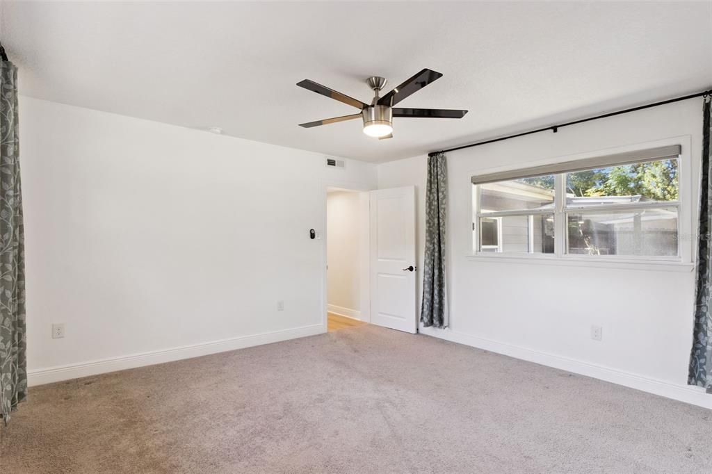 Activo con contrato: $425,000 (4 camas, 3 baños, 1655 Pies cuadrados)